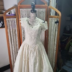 Lila Broude Vintage Cream  Wedding Dress With Appliques